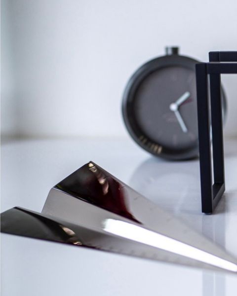 Cadoul premium Airplane Ruler — riglă decorativă din oțel cromat în formă de avion, de la Philippi Design