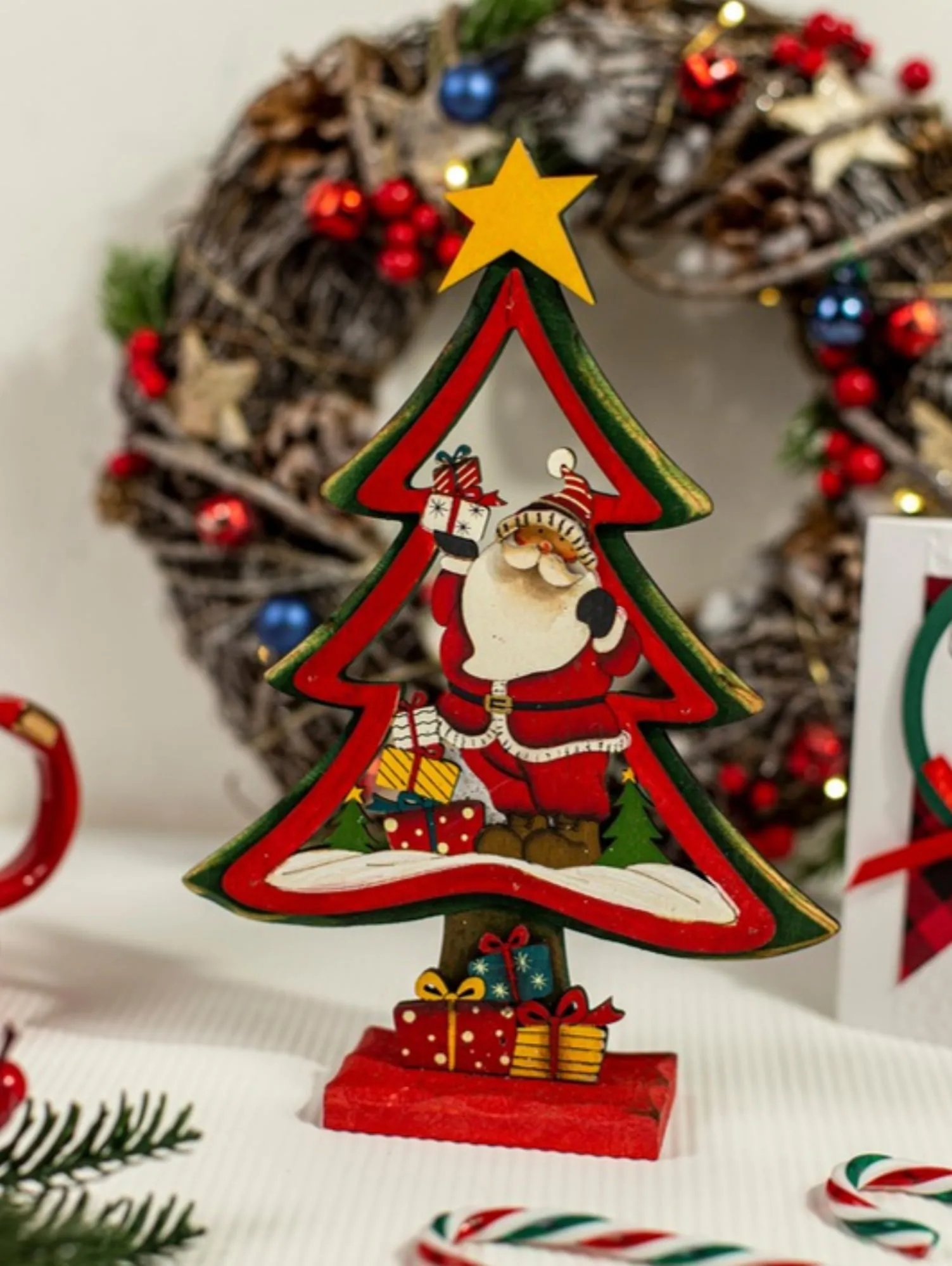 Cadoul pentru copii Christmas Box cu jucărie decorativă din lemn, cană de Crăciun, Nutella și dulciuri Kinder, într-o cutie kraft (fotografia 1 din 3)