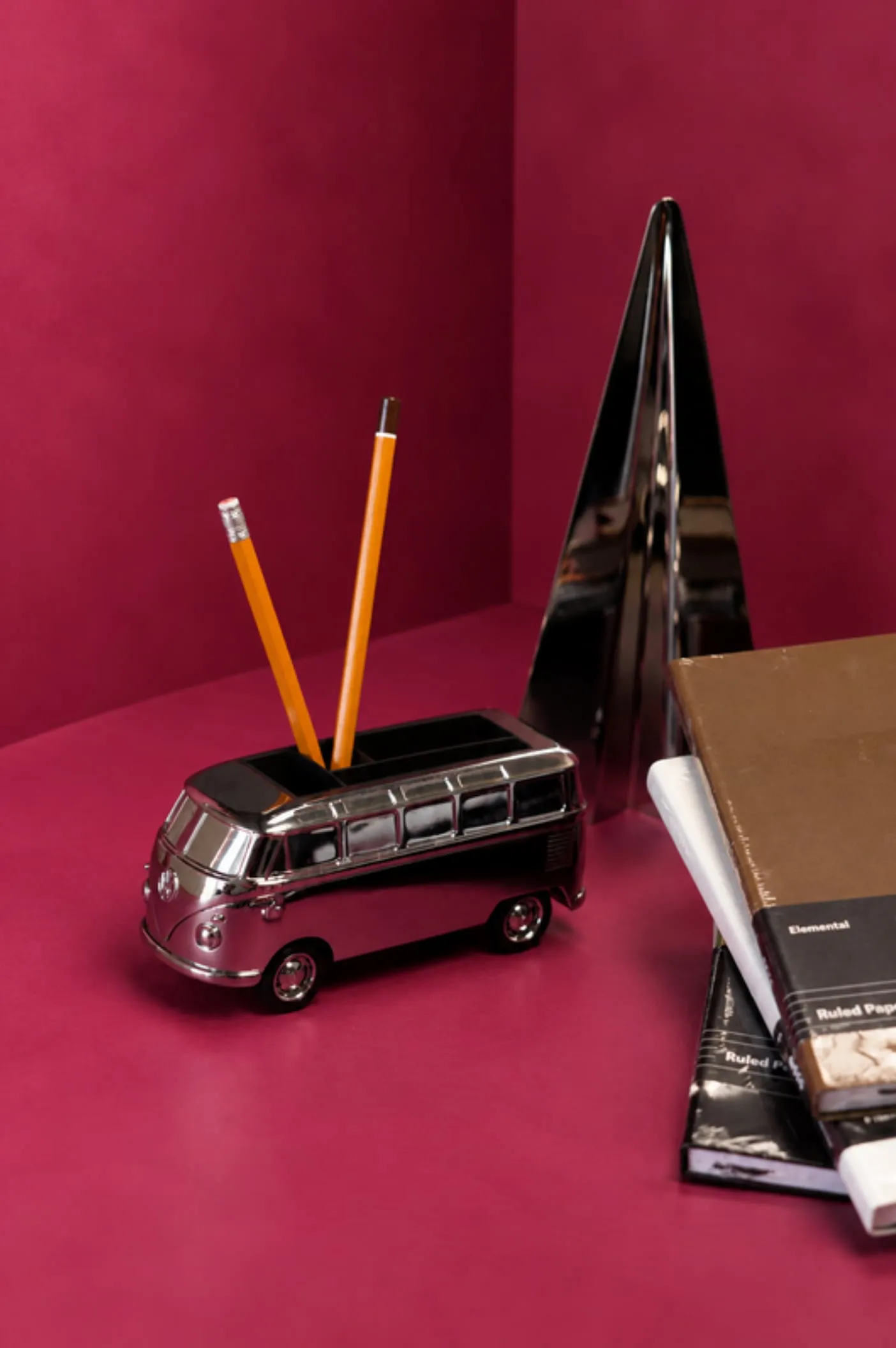 Cadoul premium Samba Bus — organizator de birou cromat în formă de microbuz retro (fotografia 1 din 2)