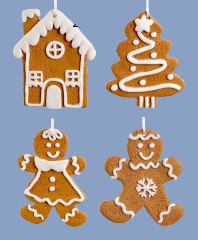 Patru ornamente din ceramică în formă de turtă dulce: o căsuță, un brad și doi omuleți