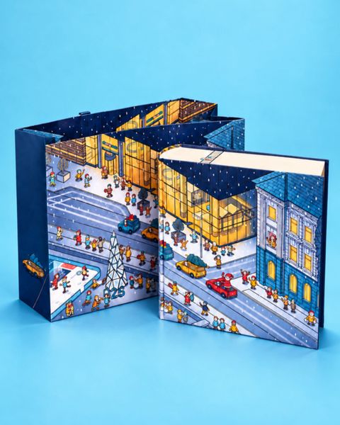 Setul cadou Winter Fairytale cu vin sau șampanie, set de căni, ceaiuri la plic și turtă dulce cu ghimbir, într-o cutie în formă de carte